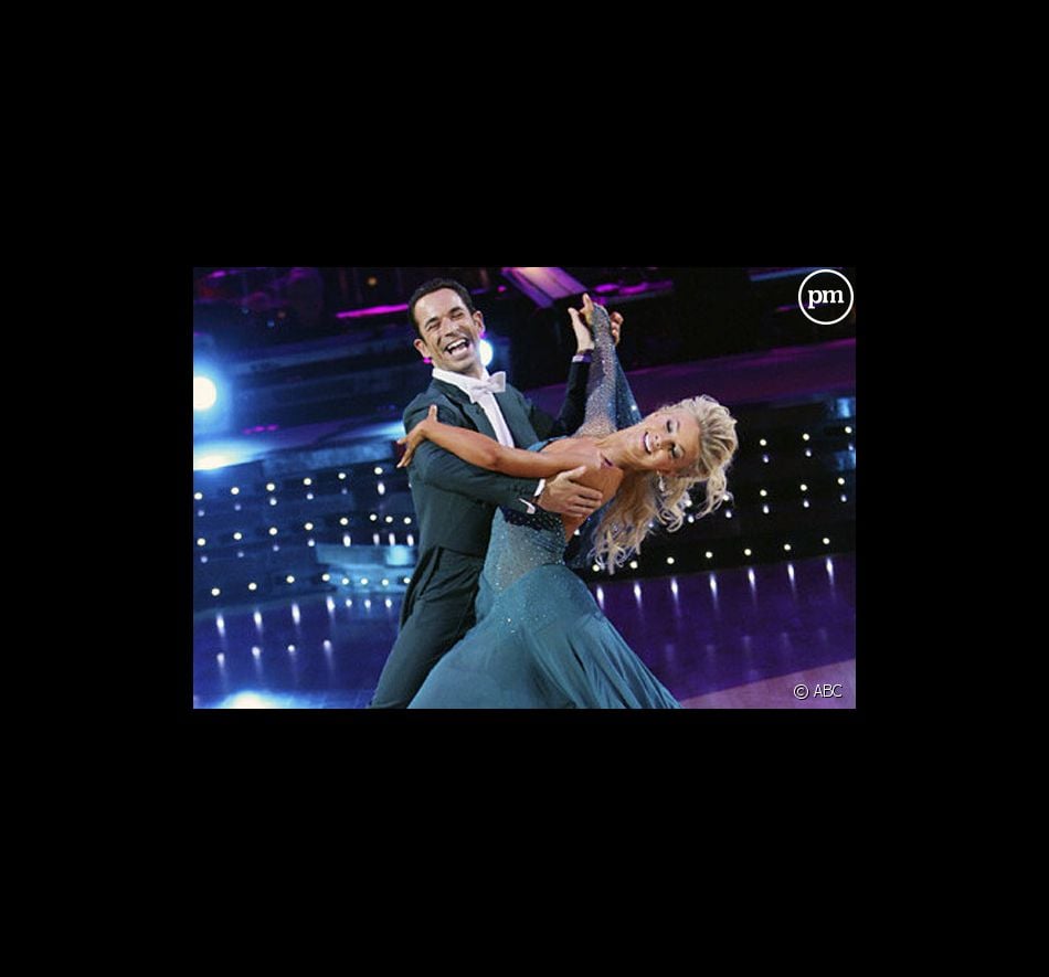 Helio Castrovenes et Julianne Hough dans "Dancing with the Stars"