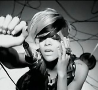 Rihanna dans le clip de 'Rockstar 101'