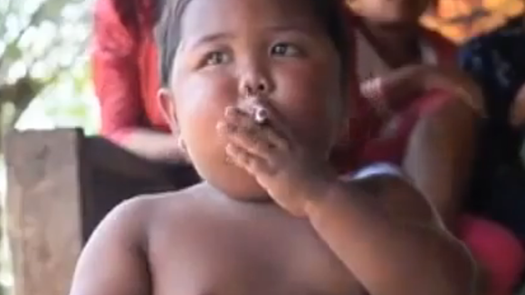 Vidéobuzz : A 2 ans, il fume 40 cigarettes par jour !