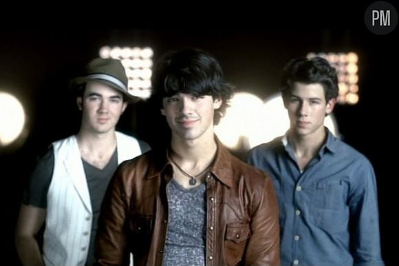 Les Jonas Brothers dans le clip de "It's On"