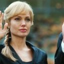 "Salt" (25 août) : Angelina Jolie est une espionne américaine, mais qui serait peut-être, en fait, une espionne russe, et qui voudrait tuer le président américain. Et après, ça fait pan, pan, boom.