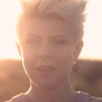 Clip : Robyn dévoile "Hang With Me"