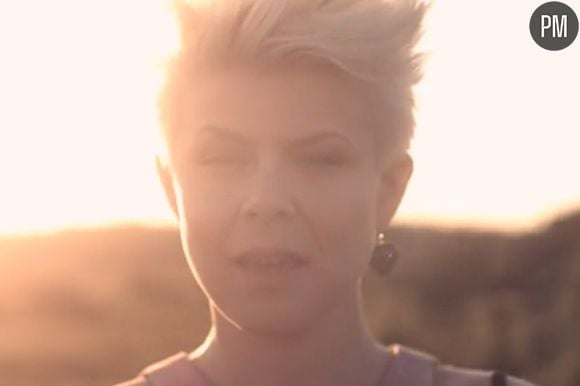 Robyn dans le clip de "Hang With Me"