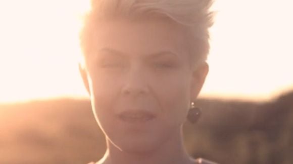 Clip : Robyn dévoile "Hang With Me"