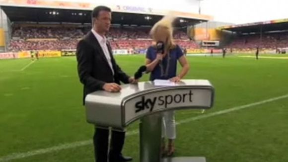 Une présentatrice allemande se prend un ballon de foot en pleine tête