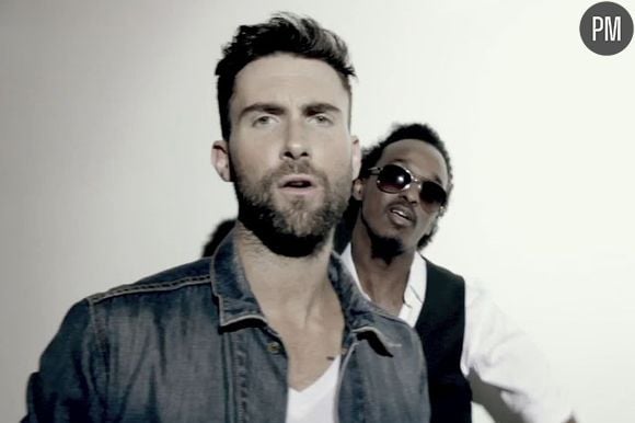 Adam Levine et K'Naan dans le clip de "Bang Bang"