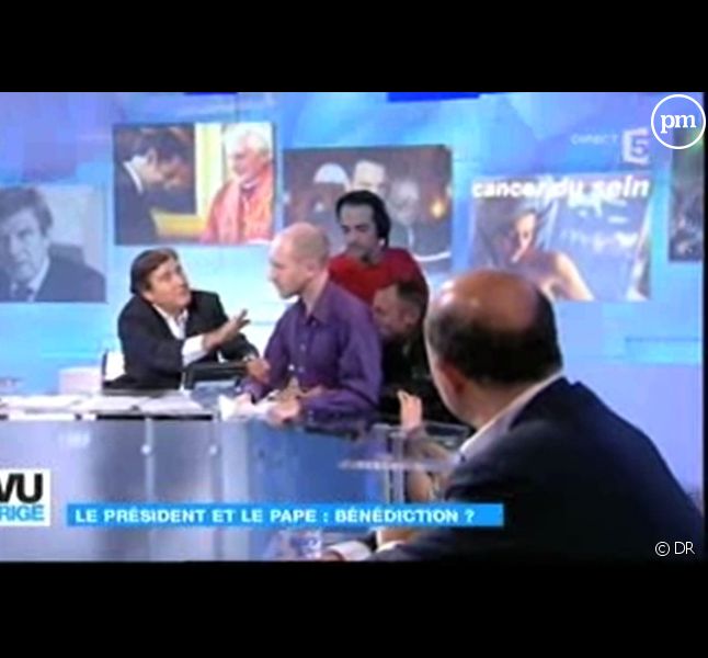 Un individu perturbe l'émission "Revu et corrigé" le 9 octobre 2010 sur France 5