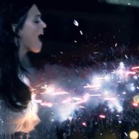 Clip : les seins de Katy Perry envoient des feux d'artifice