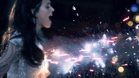 Clip : les seins de Katy Perry envoient des feux d'artifice