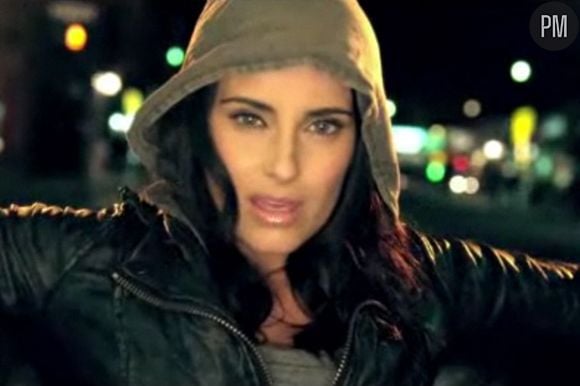 Nelly Furtado dans le clip de "The Night Is Young"