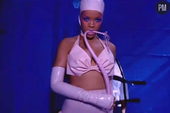 Rihanna dans le clip de "S&M"