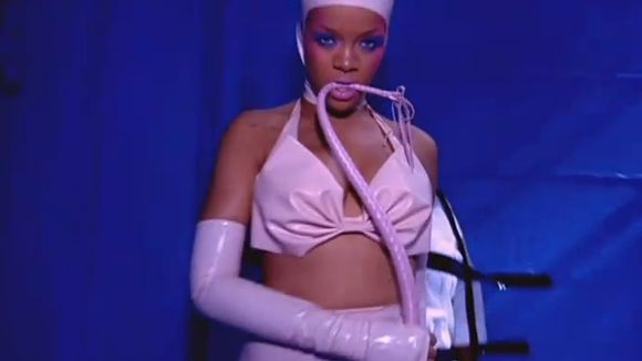 Clip : Rihanna sort le fouet et le latex dans "S&M"