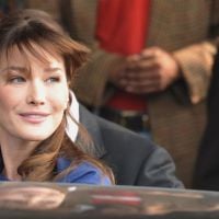 Carla Bruni reprend "Douce France" en italien