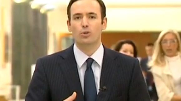 Un journaliste de BFM TV pénètre au parlement européen avec un faux pistolet