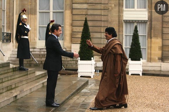 Mouammar Kadhafi en visite à Paris le 10 décembre 2007. 