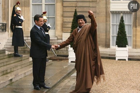 Mouammar Kadhafi en visite à Paris le 10 décembre 2007. 