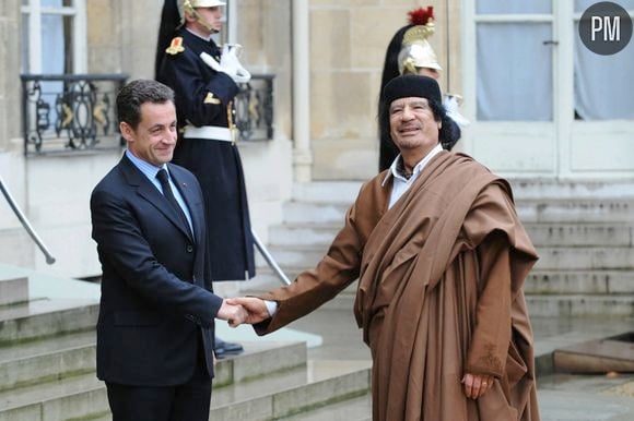 Mouammar Kadhafi en visite à Paris le 10 décembre 2007. 