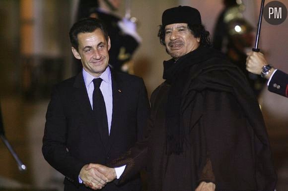 Mouammar Kadhafi en visite à Paris le 10 décembre 2007. 