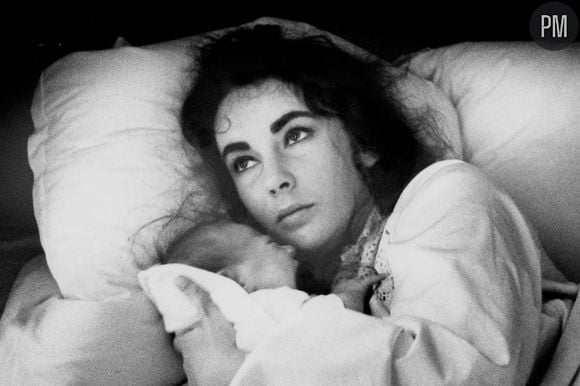 Elizabeth Taylor avec son fils en 1957.