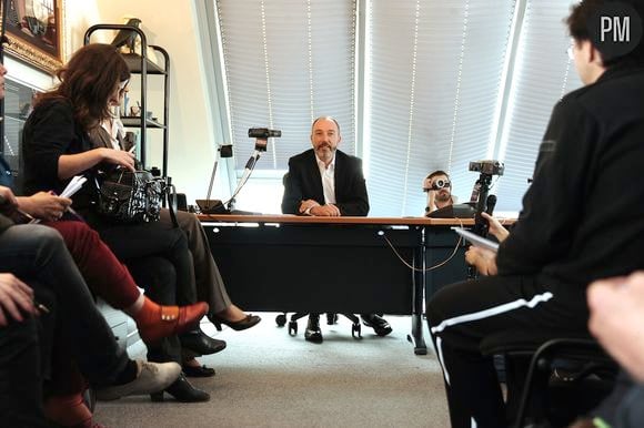 Pierre Bellanger reçoit les journalistes dans son bureau où il campe.