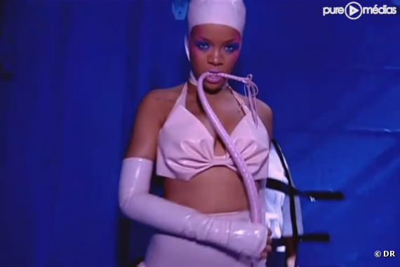 Rihanna dans le clip de "S&M"