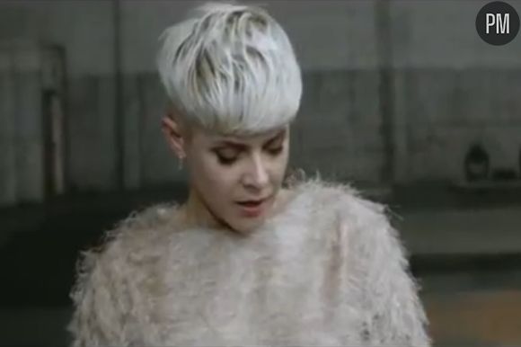 Robyn dans le clip de "Call Your Girlfriend"