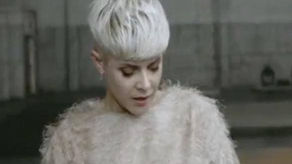 Clip : Robyn danse toute seule dans "Call Your Girlfriend"