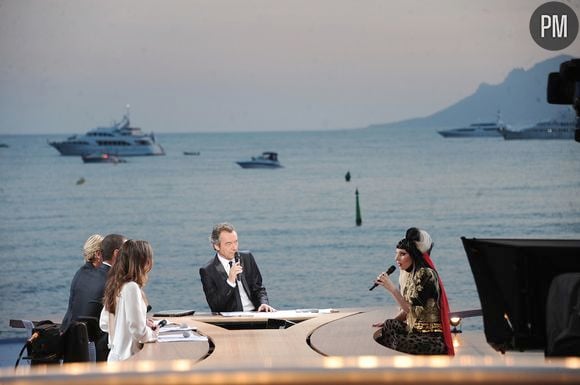 Lady Gaga sur le plateau du Grand Journal à Cannes, le 11 mai 2011