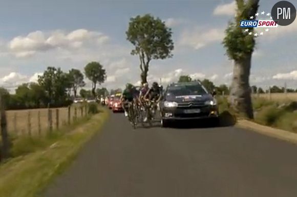 Une voiture fauche deux coureurs lors du Tour de France