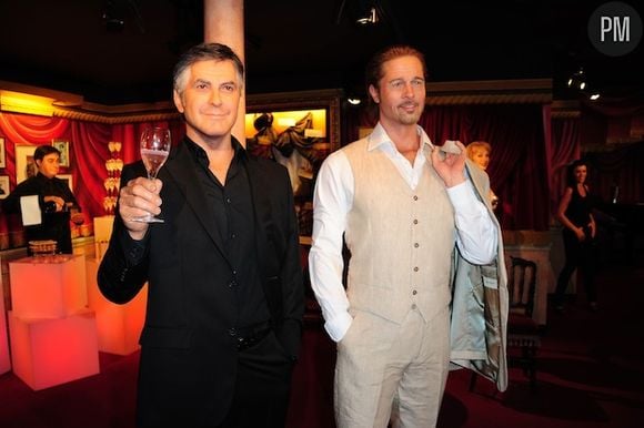 Les statues de George Clooney et Brad Pitt, au Musée Grévin, à Paris.