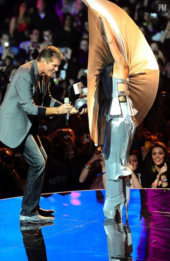 David Hasselhoff remet un trophée à Lady Gaga aux MTV Europe Music Awards 2011