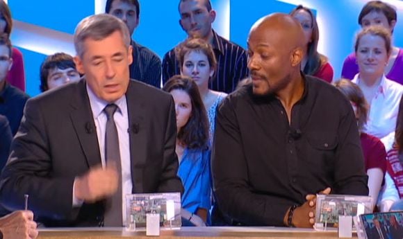 Henri Guaino et Harry Roselmack sur le plateau du "Grand Journal" de Canal +.