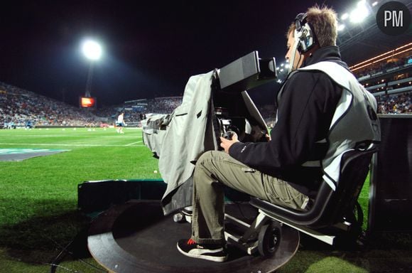 Une caméra filme une rencontre de football