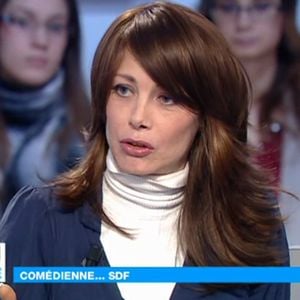 Mallaury Nataf, sur le plateau de "Revu et Corrigé" sur France 5 le 4 février 2012.