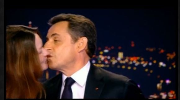 Le baiser de Carla-Bruni Sarkozy sur le plateau de TF1, mercredi soir.