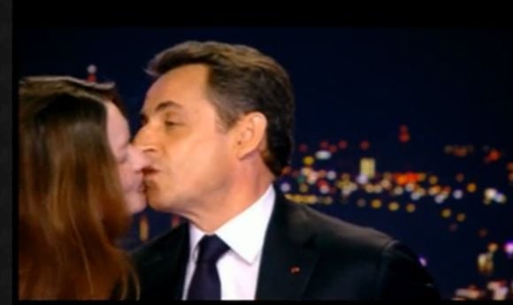 Le baiser de Carla-Bruni Sarkozy sur le plateau de TF1, mercredi soir.