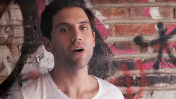 Clip : Mika gaspille beaucoup de papier pour "Celebrate"