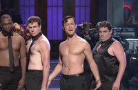 Joseph Gordon-Levitt enlève le haut dans "SNL" en hommage à "Magic Mike", le 22 septembre 2012 sur SNL