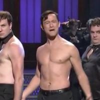 Zapping : Joseph Gordon-Levitt enlève le haut dans "SNL" en hommage à "Magic Mike"