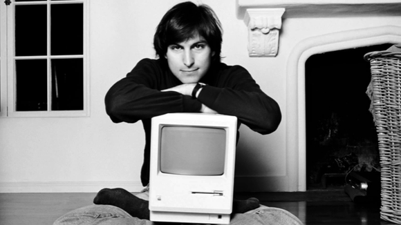 Un an après la disparition de Steve Jobs, Apple rend hommage à son ancien patron