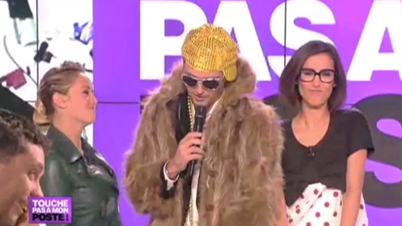 Zapping : Thomas Hugues chante déguisé en mac bling-bling !