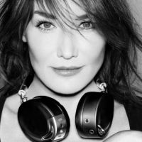 Carla Bruni et Beth Ditto posent pour le casque ZIK