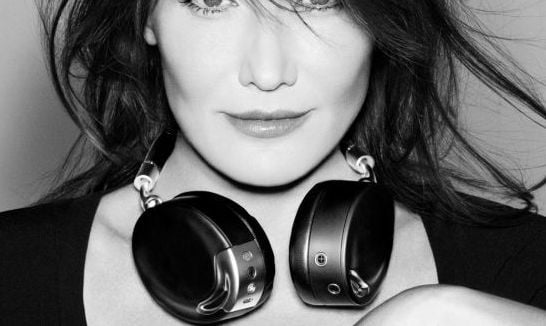 Carla Bruni et Beth Ditto posent pour le casque ZIK