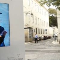 Grâce à une affiche humaine interactive, Samsung dessine les passants