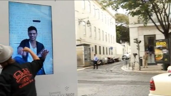 Grâce à une affiche humaine interactive, Samsung dessine les passants