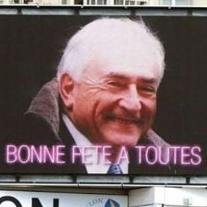 L'image affichée sur des écrans géants où DSK souhaite bonne fête à "toutes les femmes".