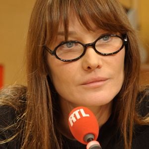 Carla Bruni-Sarkozy défend "avec fougue" son mari, sur RTL le 27 mars 2013.