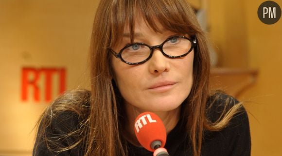 Carla Bruni-Sarkozy défend "avec fougue" son mari, sur RTL le 27 mars 2013.