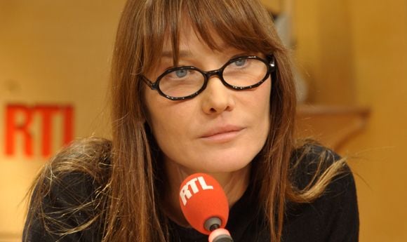 Carla Bruni-Sarkozy défend "avec fougue" son mari, sur RTL le 27 mars 2013.