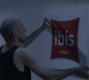 Nouvelle signature des hôtels ibis (BETC)